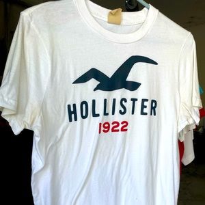 Hollister graphic tee size medium